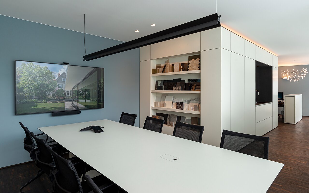 schmidt holzinger innenarchitekten rodgau besprechungstisch mit bildschirm