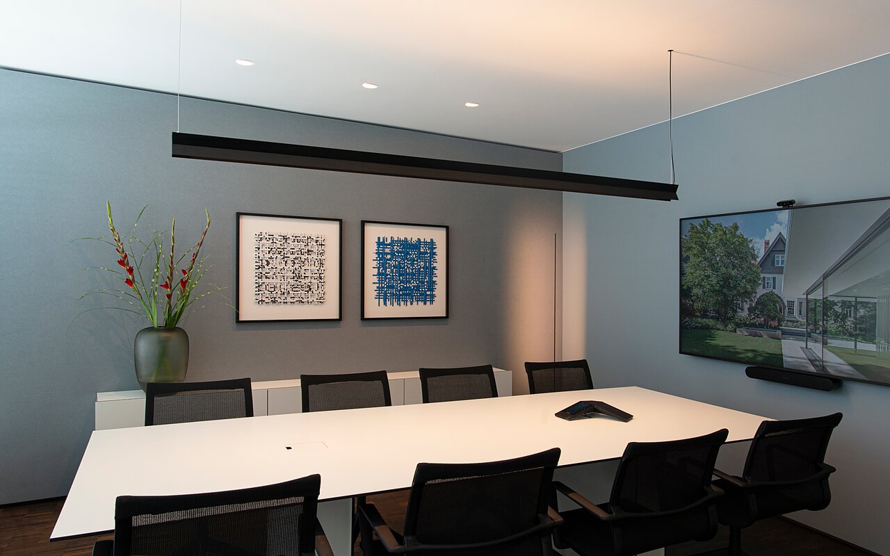 schmidt holzinger innenarchitekten rodgau besprechungstisch mit textiler wandbespannung